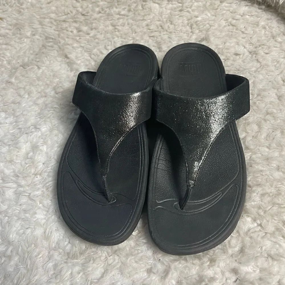 Fitflop shimmery black suede thong wedge sandals size 8